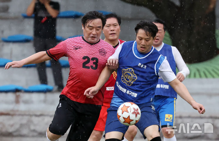 [서울=뉴시스] 고승민 기자 = 26일 서울 여의도 국회 운동장에서 열린 여야 국회의원 축구대회에서 민주 전용기, 국힘 정동만 의원이 몸싸움을 하고 있다. 2024.08.26. kkssmm99@newsis.com