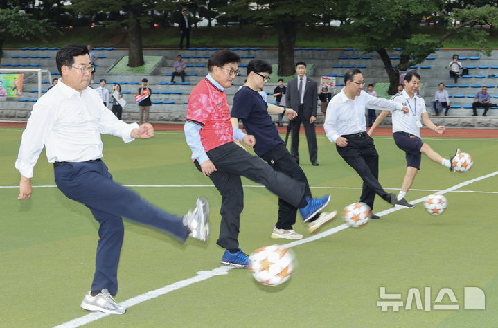 [서울=뉴시스] 고승민 기자 = 26일 서울 여의도 국회 운동장에서 열린 여야 국회의원 축구대회에서 우원식 국회 의장 등 내빈들이 시축을 하고 있다.  왼쪽부터 박찬대 더불어민주당 원내대표, 우원식 의장, 한동훈 국민의힘 대표, 주호영 국회 부의장. (공동취재) 2024.08.26. photo@newsis.com