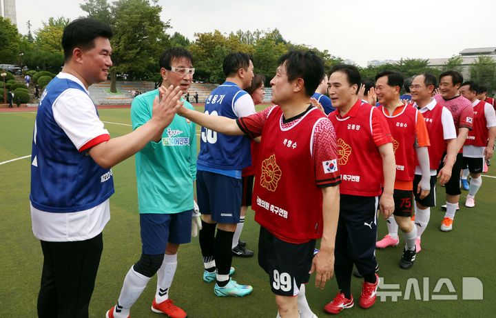 [서울=뉴시스] 조성봉 기자 = 26일 오후 서울 여의도 국회 운동장에서 열린 여야 국회의원 축구대회에서 여야  축구팀 선수들이 경기를 마치고 하이파이브를 하고 있다.  경기는 여야 1-1 무승부로 끝났다. 2024.08.26.  suncho21@newsis.com