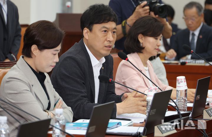 국힘 의총 "야 인마 나와" "얻다 대고" 충돌, 장외서도 설전…"의원직 사퇴하라" "뒷골목 발언"