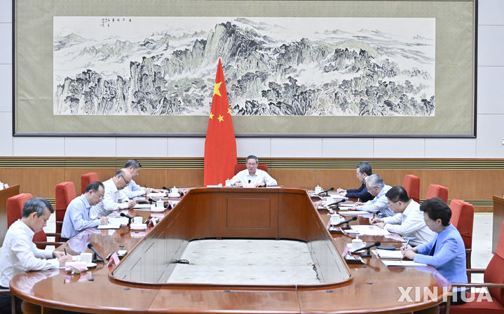 [베이징=신화/뉴시스] 리창 중국 국무원 총리가 고령화에 대응해 노인 일자리 확충 등을 당부했다고 27일 중국 관영 신화통신이 보도했다. 중국 정부가 국영기업 근로자의 정년 연장을 적극 추진하고 있다. 2024.9.11. 