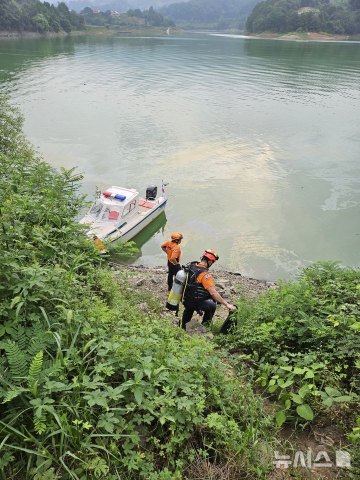 [보은=뉴시스] 27일 오전 충북 보은군 회남면의 한 공원 간이주차장에서 SUV가 회인천으로 추락해 60대 남성이 숨졌다. (사진= 보은소방서 제공) 2024.08.27. photo@newsis.com *재판매 및 DB 금지