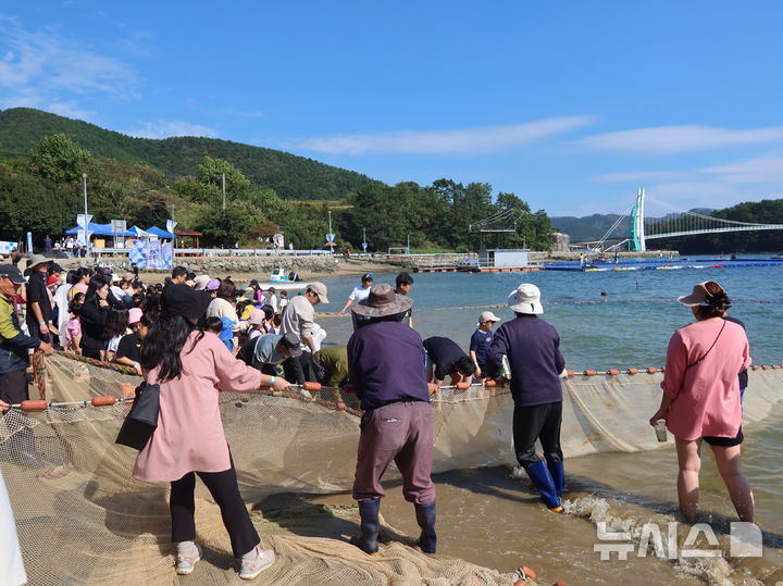 [창원=뉴시스] 경남 거제 옥계어촌체험휴양마을의 후릿그물 체험.(사진=경남도 제공)