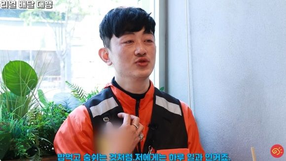 한 달 수입 1200만원을 올려 화제가 됐던 배달기사 전윤배(43) 씨가 교통사고로 세상을 떠났다는 소식이 전해졌다. 사진은 지난해 5월 올라온 유튜버 '험쎄'와의 인터뷰 모습. (출처=유튜브) *재판매 및 DB 금지