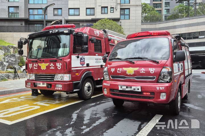 [부산=뉴시스] 김민지 기자 = 27일 오전 부산 부산진구의 한 지하 주차장에서 진행된 전기차 화재 대응 합동훈련에 투입된 높이 2.19m의 경형 펌프차(오른쪽)와 높이 3m의 일반 펌프차. 2024.08.27. mingya@newsis.com