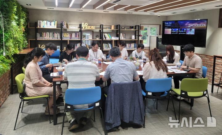 [안산=뉴시스] 안산시와 안산문화재단·안산환경재단·안산시청소년재단·안산인재육성재단이 23일 첫 청년정책협의체 회의를 개최해 기관간 시너지 창출을 위한 방안을 논의하고 있다.(사진=안산시 제공)2024.08.27.photo@newsis.com