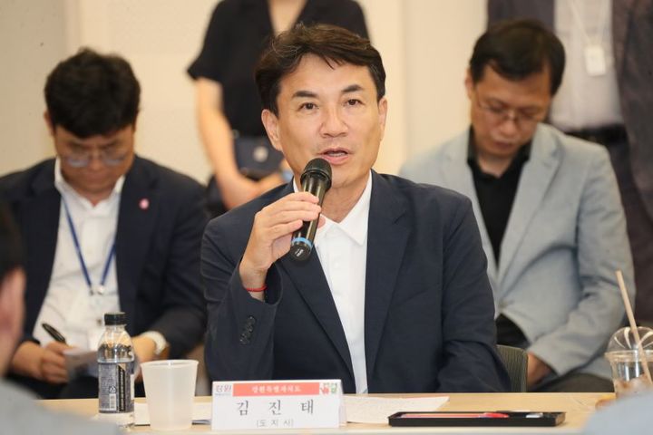 [춘천=뉴시스] 27일 김진태 강원특별자치도지사는 이날&nbsp; 춘천 유바이오로직스 제2공장에서&nbsp; ‘강원 바이오기업 간담회’를 주재하고,&nbsp; “앞으로 2천억 원 규모의 바이오 전략산업 펀드를 만들어 기업에 도움이 되고, 성장을 함께하는 바이오 특화단지를 만들어 나가겠다“고 밝혔다. *재판매 및 DB 금지