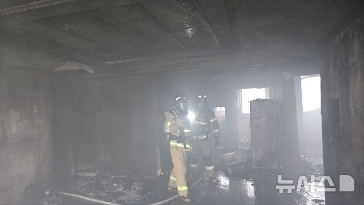 [청주=뉴시스] 27일 오후 2시께 충북 청주시 흥덕구 복대동 15층 아파트 10층에서 불이나 주민 3명이 연기를 흡입해 병원으로 옮겨졌다. (사진=청주서부소방서 제공) 2024.08.27. photo@newsis.com *재판매 및 DB 금지