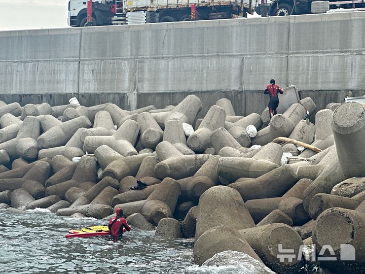 사천해경, 작업 중 테트라포드 추락한 50대 구조