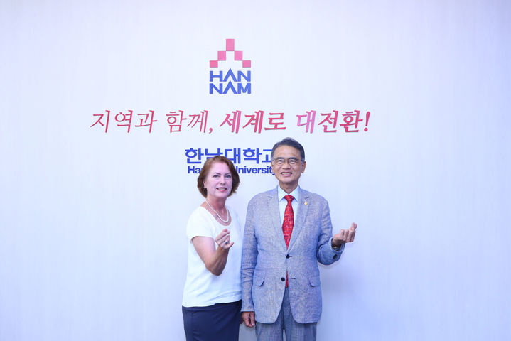 [대전=뉴시스] 한남대학교는 대학 설립 초기 활동했던 박인성(미국명 Dr. Clarence E. Prince Jr.) 선교사 자녀 릴리안 프린스(Mrs. Lillian Prince)가 방문했다고 27일 밝혔다. (사진=한남대 제공) 2024.08.27. photo@newsis.com&nbsp; *재판매 및 DB 금지