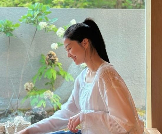 [서울=뉴시스] 26일 류이서는 사회관계망서비스(SNS)에 "헤헤 집앞 카페인데 여기 좋아요 이쁜데 빵도 맛있고 헤헤 가을 되면 우리 포도 잭슨 데리고 와야지"라는 문구와 함께 여러 장의 사진을 게시했다. (사진=인스타그램 갈무리) *재판매 및 DB 금지