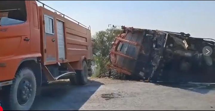 [발루치스탄=AP/뉴시스] 26일 파키스탄 서남부 발루치스탄주의 무사카일에서 무장괴한들이 고속도로를 달리던 버스를 세워 승객들을 사살한 현장에 버스가 뒤집어져 있다. 2024.08.27.&nbsp;&nbsp; *재판매 및 DB 금지