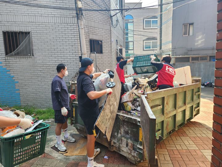 [대구=뉴시스] 대구시 서구 비산1동은 화성산업, 50사단과 함께 지역 내 저장강박증 노인의 주거 환경을 개선했다. (사진=대구시 서구 제공) 2024.08.27. photo@newsis.com *재판매 및 DB 금지