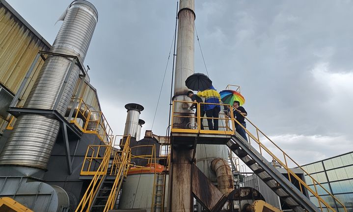 [서울=뉴시스] 지난 8월27일 정읍시청 직원들이 관내 한 공장 굴뚝의 배기가스 농도를 측정하고 있는 모습. (사진=뉴시스 DB) 2024.08.27,. photo@newsis.com *재판매 및 DB 금지