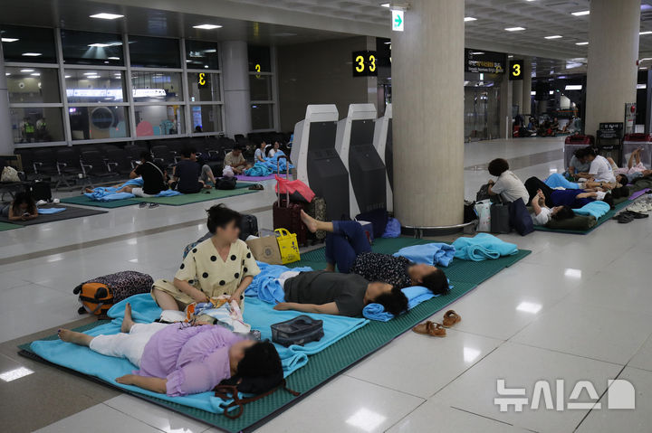 [제주=뉴시스] 우장호 기자 = 제주공항을 출발해 김포로 가려던 대한항공 KE1336편 항공기가 이륙을 위해 활주로 이동 중 기체고장으로 멈춰서면서 항공기 운항이 전면 중단되는 일이 발생했다. 27일 오전 제주국제공항 3층 출발장에서 제주를 빠져나가지 못한 이용객들이 한국공항공사와 제주관광협회로부터 지급받은 매트 위에서 휴식을 취하고 있다. 2024.08.27. woo1223@newsis.com