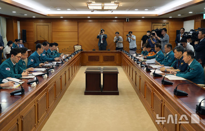 [서울=뉴시스] 배훈식 기자 = 한덕수 국무총리가 27일 오전 서울 종로구 정부서울청사에서 보건의료노조 파업 관련 관계장관회의를 하고 있다. 2024.08.27. dahora83@newsis.com