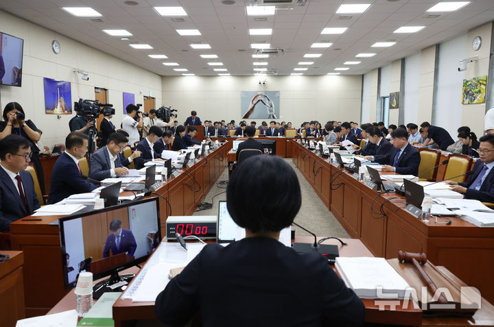 [서울=뉴시스] 고승민 기자 = 최민희 국회 과방위원장이 27일 서울 여의도 국회에서 열린 제8차 과학기술정보방송통신위원회 전체회의를 주재하고 있다. 2024.08.27. kkssmm99@newsis.com