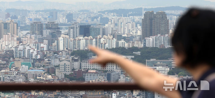 [서울=뉴시스] 홍효식 기자 = 서울 아파트 거래량과 가격이 모두 오른 가운데 고가 아파트와 저가 아파트 간 가격 격차도 크게 벌어진 것으로 나타났다. KB국민은행의 월간 주택시장동향 시계열 통계에 따르면 8월 서울 아파트 매매가격 5분위 배율이 5.27로 집계됐다. 이는 통계가 집계되기 시작한 2008년 12월 이후 가장 높은 수치다. 5분위 배율은 주택을 가격순으로 5등분해 상위 20%(5분위)의 평균 가격을 하위 20%(1분위)의 평균 가격으로 나눈 값이다. 8월 서울의 상위 20% 아파트값은 평균 25억7759만원, 하위 20% 아파트값은 평균 4억8873만원으로 5.27배 차이가 났다.27일 서울 용산구 남산에서 바라본 도심 아파트 모습. 2024.08.27. yesphoto@newsis.com