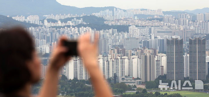 [서울=뉴시스] 홍효식 기자 = 지난달 27일 서울 용산구 남산에서 바라본 도심 아파트 모습. 2024.08.27. yesphoto@newsis.com