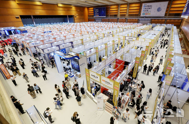 [서울=뉴시스] 김진아 기자 = 지난해 8월 27일 서울 강남구 코엑스에서 '글로벌 탤런트 페어'가 열리고 있다. 2024.08.27. bluesoda@newsis.com