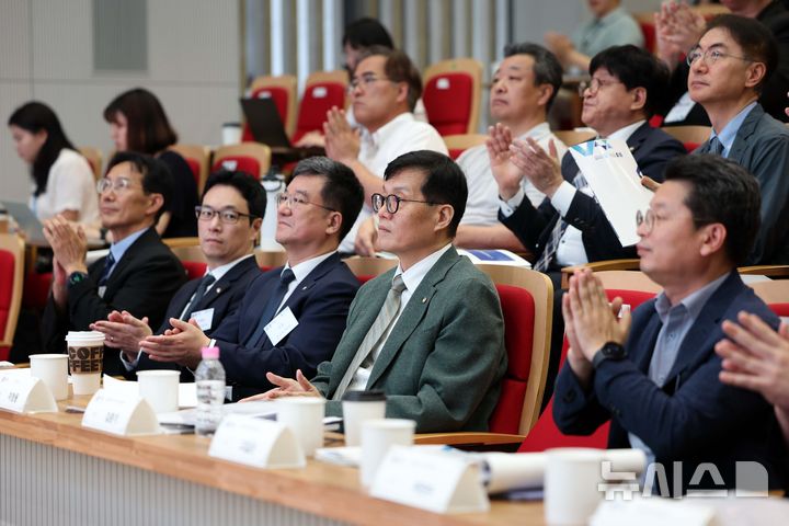 [서울=뉴시스] 김선웅 기자 = 이창용 한국은행 총재가 27일 서울 관악구 서울대학교 우석경제관에서 열린 '지역균형발전 정책과 교육 정책의 패러다임 변화-행정제도 및 입시제도 개편을 중심으로' 서울대 국가미래전략원-한국은행 공동 심포지엄에 참석해 박수를 치고 있다. 2024.08.27. mangusta@newsis.com