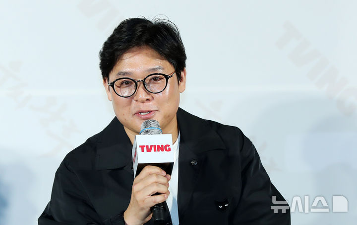 [서울=뉴시스] 김혜진 기자 = 정세교 감독이 27일 서울 용산구 CGV 아이파크몰에서 열린 티빙 오리지널 시리즈 '우씨왕후' 제작발표회에서 인사말을 하고 있다. '우씨왕후'는 갑작스러운 왕의 죽음으로 왕위를 노리는 왕자들과 권력을 잡으려는 다섯 부족의 표적이 된 우씨왕후가 24시간 안에 새로운 왕을 세우기 위해 고군분투하는 추격 액션 사극이다. 2024.08.27. jini@newsis.com
