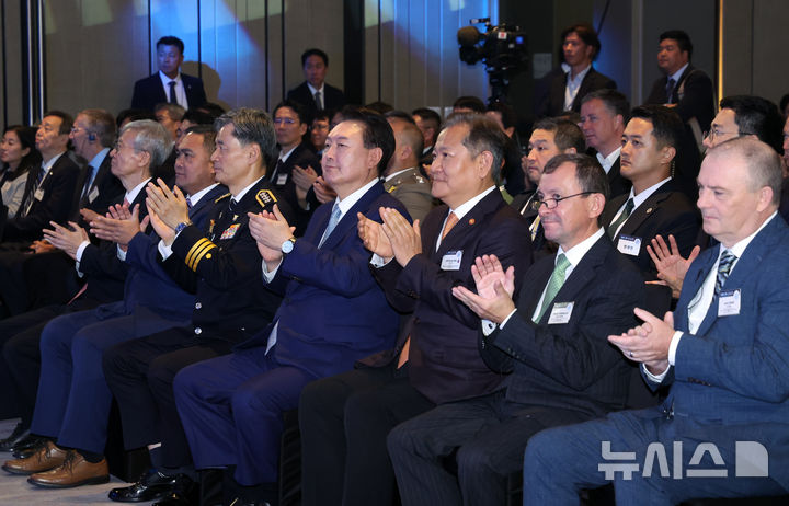 [서울=뉴시스] 조수정 기자 = 윤석열 대통령이 27일 서울 영등포구 페어몬트 앰배서더 서울에서 열린 2024 국제 사이버범죄대응 심포지엄 개회식에 참석해 박수치고 있다. 2024.08.27. chocrystal@newsis.com