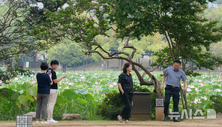 [전주=뉴시스] 김얼 기자 = 전북 전주덕진공원을 찾은 시민들이 산책을 즐기고 있다. 2024.08.27. pmkeul@newsis.com