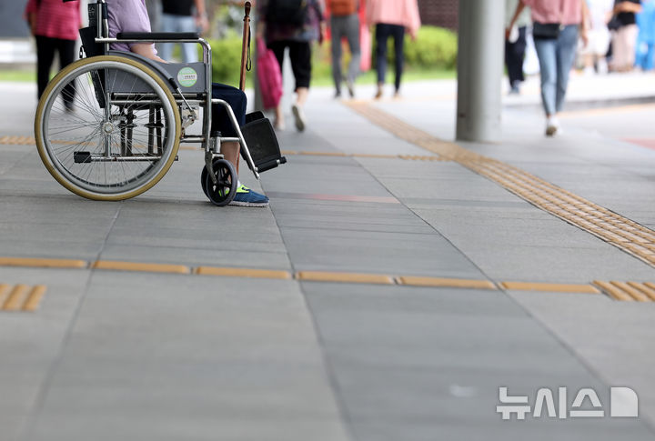 [서울=뉴시스] 대학병원에서 대기하고 있는 휠체어 환자. (사진=뉴시스 DB). photo@newsis.com
