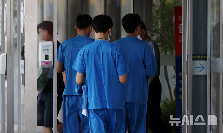 [서울=뉴시스] 추상철 기자 = 사진은 2024년 8월27일 오후 서울 시내 한 대학병원에서 의료진이 이동하고 있는 모습. 2024.08.27. scchoo@newsis.com