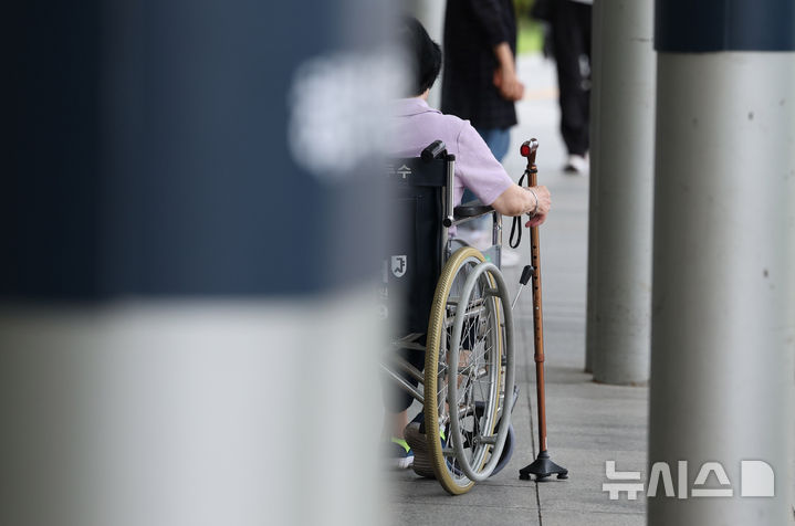 [서울=뉴시스] 추상철 기자 = 의사 사직행렬과 함께 간호사 파업이 예고되면서 의료공백 우려가 커지고 있는 27일 오후 서울 시내 한 대학병원에서 휠체어를 탄 환자가 대기하고 있다. 2024.08.27. scchoo@newsis.com