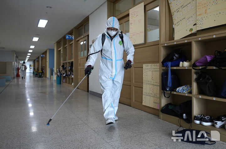 [대구=뉴시스] 이무열 기자 = 27일 오후 대구 달성군 강림 초등학교에서 대구학교안전공제회 관계자들이 코로나19 재확산 방지를 위해 방역작업을 하고 있다. 2024.08.27. lmy@newsis.com