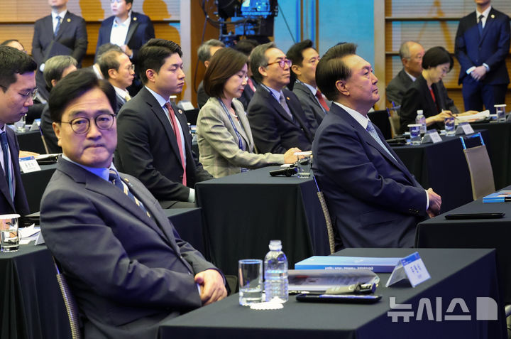 [서울=뉴시스] 최진석 기자 = 윤석열 대통령이 27일 서울 중구 대한상공회의소에서 문화일보 주최로 진행된 문화미래리포트2024에 참석해 있다. 왼쪽은 우원식 국회의장. (대통령실통신사진기자단) 2024.08.27. myjs@newsis.com