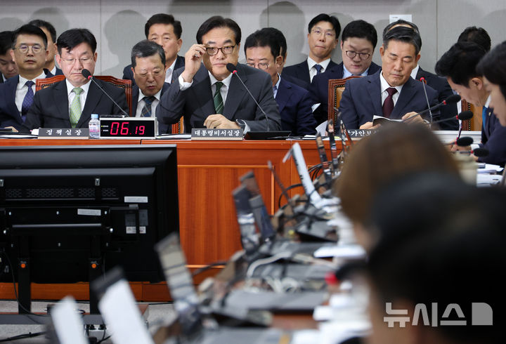 [서울=뉴시스] 조성우 기자 = 정진석 대통령 비서실장이 27일 오후 서울 여의도 국회에서 열린 운영위원회 전체회의에서 의원 질의를 듣고 있다. 2024.08.27. xconfind@newsis.com