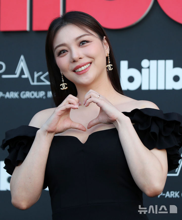 [서울=뉴시스] 김혜진 기자 = 가수 에일리가 27일 오후 서울 중구 신라호텔에서 열린 'Billboard K POWER 100' 이벤트 포토월 행사에서 포즈를 취하고 있다.&nbsp; 'Billboard K POWER 100' 이벤트는 빌보드 코리아의 공식 론칭을 기념하는 자리로, 한국 대중음악의 근 100년 역사를 기념하며 K-POP을 중심으로 한 한국 음악이 세계 음악 산업에 끼친 영향력을 조명하기 위해 마련됐다. 2024.08.27. jini@newsis.com