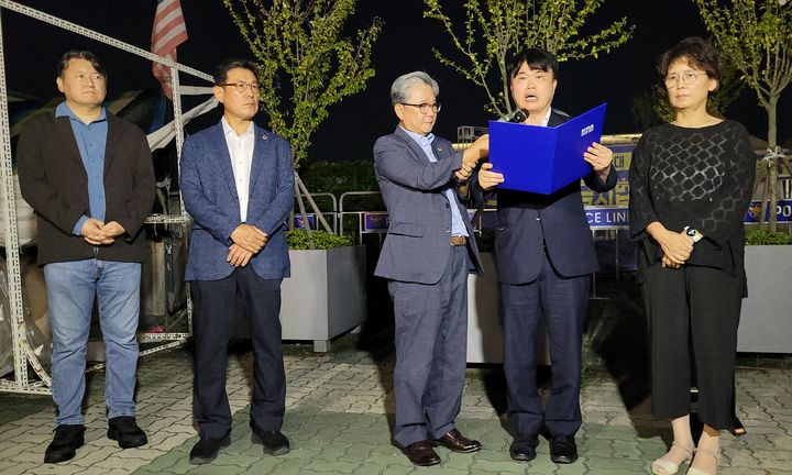 [서울=뉴시스] 이영환 기자 = 임현택 대한의사협회장이 27일 오후 서울 여의도 국회 앞에서 진행한 대한의사협회 긴급 시국선언에서 발언을 하고 있다. (사진=대한의사협회 제공) 2024.08.27. photo@newsis.com *재판매 및 DB 금지