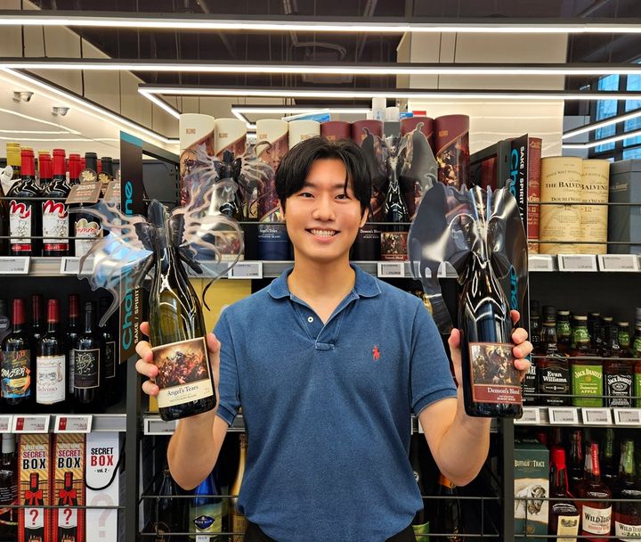 [서울=뉴시스] 편의점 CU가 글로벌 게임사 블리자드 엔터테인먼트(블리자드)와 손잡고 '디아블로 IV 컬래버레이션 와인 2종'을 출시한다고 28일 밝혔다. (사진=BGF리테일 제공) *재판매 및 DB 금지