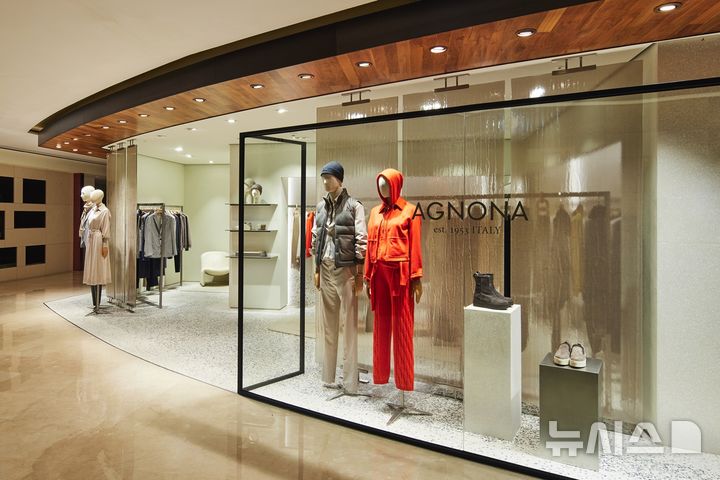 [서울=뉴시스]현대백화점그룹 계열 패션전문기업 한섬은 이탈리아 럭셔리 브랜드 '아뇨나(AGNONA)'의 국내 유일 단독 매장을 현대백화점 압구정본점에 선보인다고 28일 밝혔다.2024.08.28.(사진=한섬 제공)photo@newsis.com