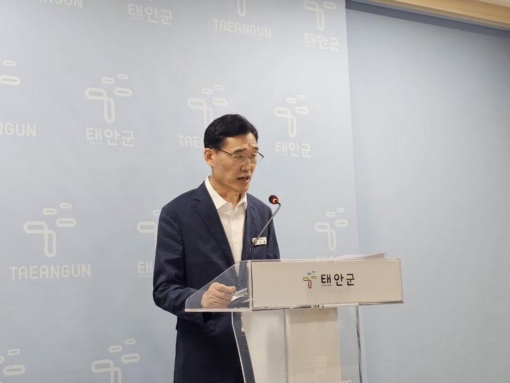 [태안=뉴시스] 김덕지 기자=28일 태안군청 브리핑실에서 심덕용 태안군환경산림과장이 군 산림병해충 확산 방지 등을 위한 3가지 정책 추진을 발표하고 있다. 2024.08.28. spark@newsis.com *재판매 및 DB 금지