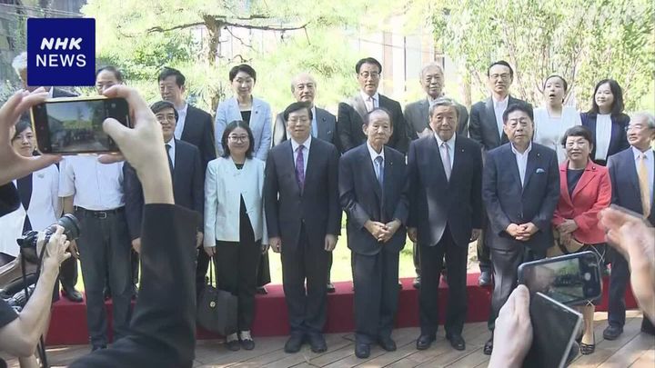 [서울=뉴시스] 일본 집권 자민당의 니카이 도시히로 전 간사장이 회장을 맡고 있는 일중우호의원연맹의 방중단이 27일 중국 베이징에 도착했다. (사진출처: NHK) 2024.08.28. *재판매 및 DB 금지