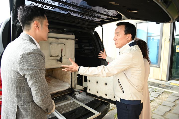 [울산=뉴시스] 박수지 기자 = 울산시 북구가 이동식 반려동물 화장·장례 서비스를 시범 운영한 가운데 지난 27일 진행한 이동식 반려동물 화장차 시연회를 진행하고 있다. (사진=북구 제공) 2024.08.28. photo@newsis.com *재판매 및 DB 금지