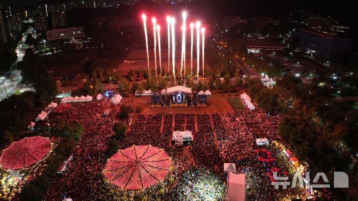 [과천=뉴시스] 2023 과천공연예술축제에서 열린 불꽃놀이 현장. (사진=과천시 제공). *재판매 및 DB 금지