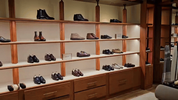 [서울=뉴시스] 이현주 기자=신세계백화점 강남점은 패션·뷰티·라이프스타일 장르 편집 매장 '분더샵 메자닌'이 약 235평(777㎥) 규모로 첫 선을 보였다. 분더샵 메자닌 내 남성 패션 코너의 모습. 2024.08.28. juicy@newsis.com *재판매 및 DB 금지