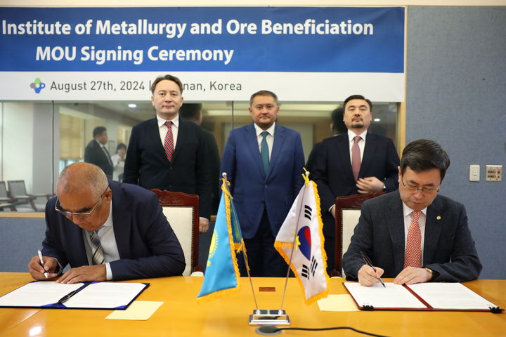 [천안=뉴시스] 27일 한국생산기술연구원을 찾은 바그다울렛 켄잘리예프 IMOB 연구소장(왼쪽)과 이상목 생기원장이 양국 간 희소금속 분야 연구협력을 위한 협약서에 서명하고 있다.(사진=생기원 제공) *재판매 및 DB 금지