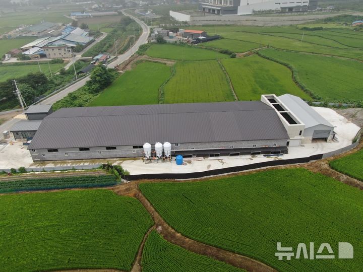 [안성=뉴시스] 안성맞춤형 냄새저감 스마트 무창축사 전경 (사진 = 안성시 제공) 2024.08.28. photo@newsis.com 