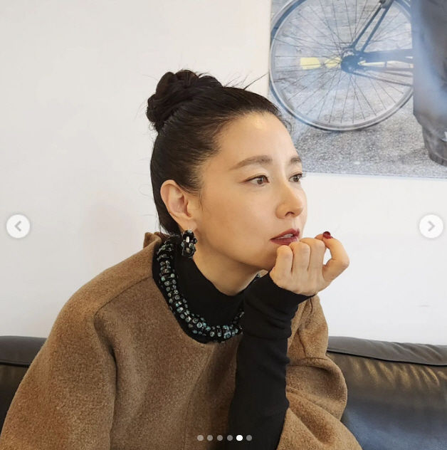 [서울=뉴시스] 28일 이영애는 자신의 사회관계망서비스(SNS)에 보네가베네타 브랜드 행사에 함께한 현장 사진을 공개했다. (사진=SNS 캡처) *재판매 및 DB 금지