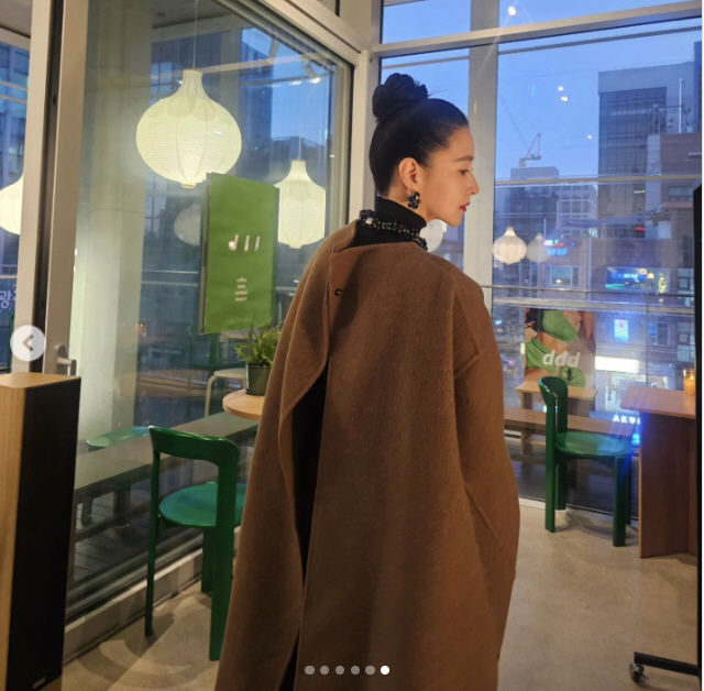 [서울=뉴시스] 28일 이영애는 자신의 사회관계망서비스(SNS)에 보네가베네타 브랜드 행사에 함께한 현장 사진을 공개했다. (사진=SNS 캡처) *재판매 및 DB 금지