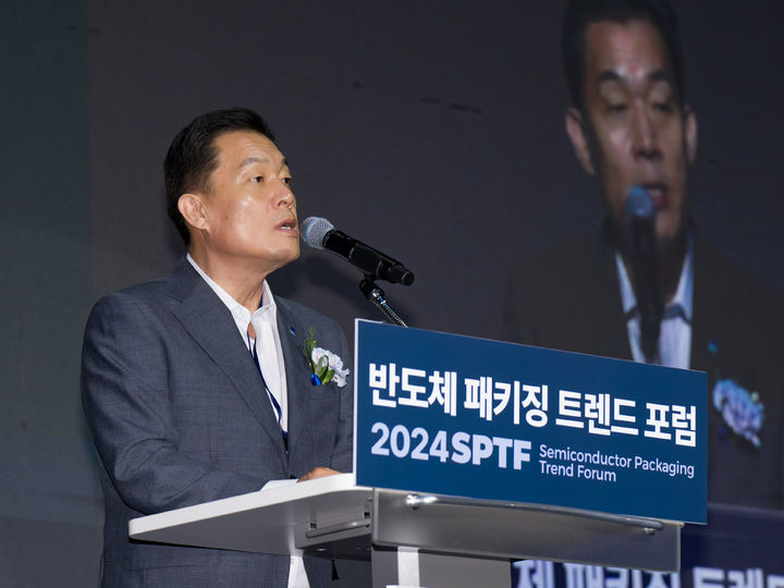 [수원=뉴시스] 이재준 경기 수원시장이 28일 수원컨벤션센터에서 열린 '2024 차세대 반도체 패키징 산업전'에서 인사말을 하고 있다. (사진=수원시 제공) 2024.08.28. photo@newsis.com *재판매 및 DB 금지