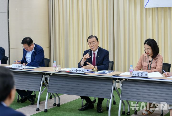 [세종=뉴시스]홍문표 한국농수산식품유통공사(aT) 사장은 28일 나주 본사에서 주요부서 전략담당자 등 30명으로 구성된 aT 비전추진단과 간담회를 열고 공사의 미래 역할과 추석 물가안정 등을 논의했다.(사진=aT 제공)