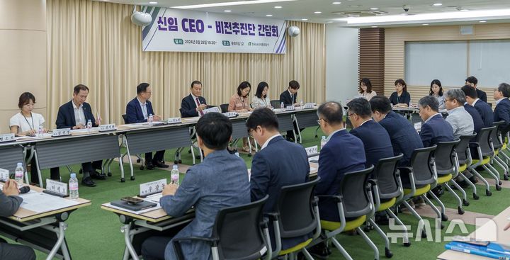 [세종=뉴시스]홍문표 한국농수산식품유통공사(aT) 사장은 28일 나주 본사에서 주요부서 전략담당자 등 30명으로 구성된 aT 비전추진단과 간담회를 열고 공사의 미래 역할과 추석 물가안정 등을 논의했다.(사진=aT 제공)